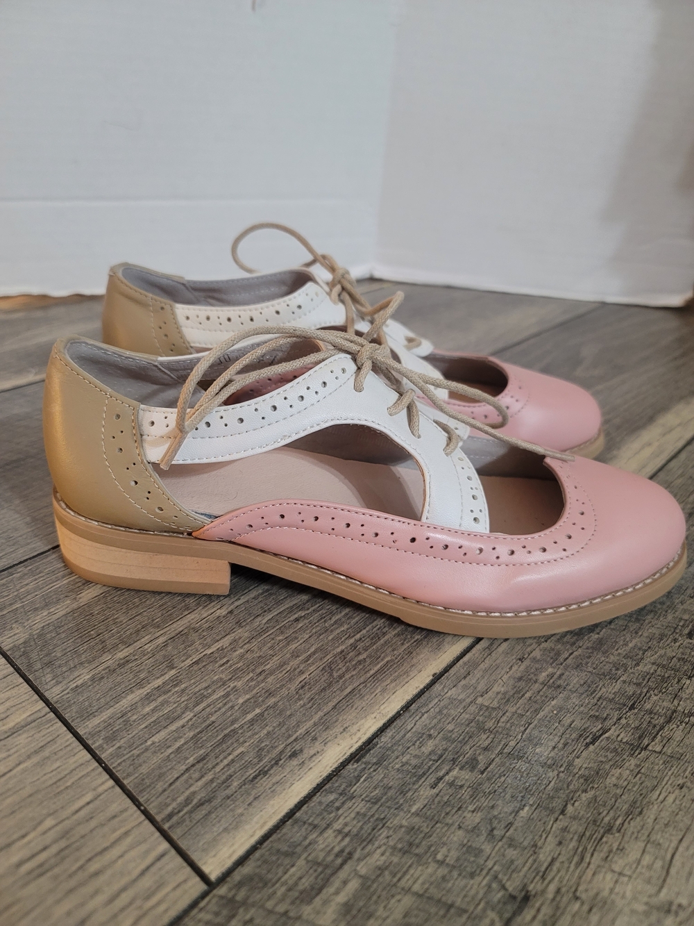 Vintage Style Oxfords Three-Tone Lace-Up Brogues Low Stack Heel Pink/White/Tan